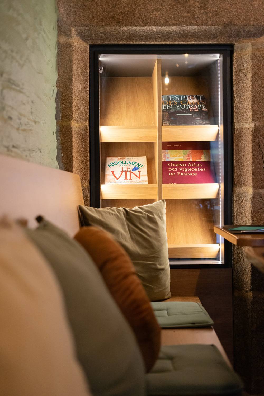 Présentoir pour revues avec lumière intégrée