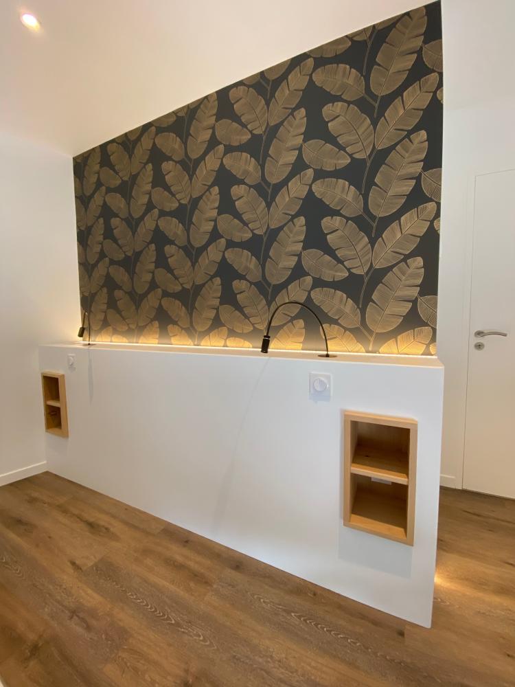 Tête de lit avec niches et lumières intégrées