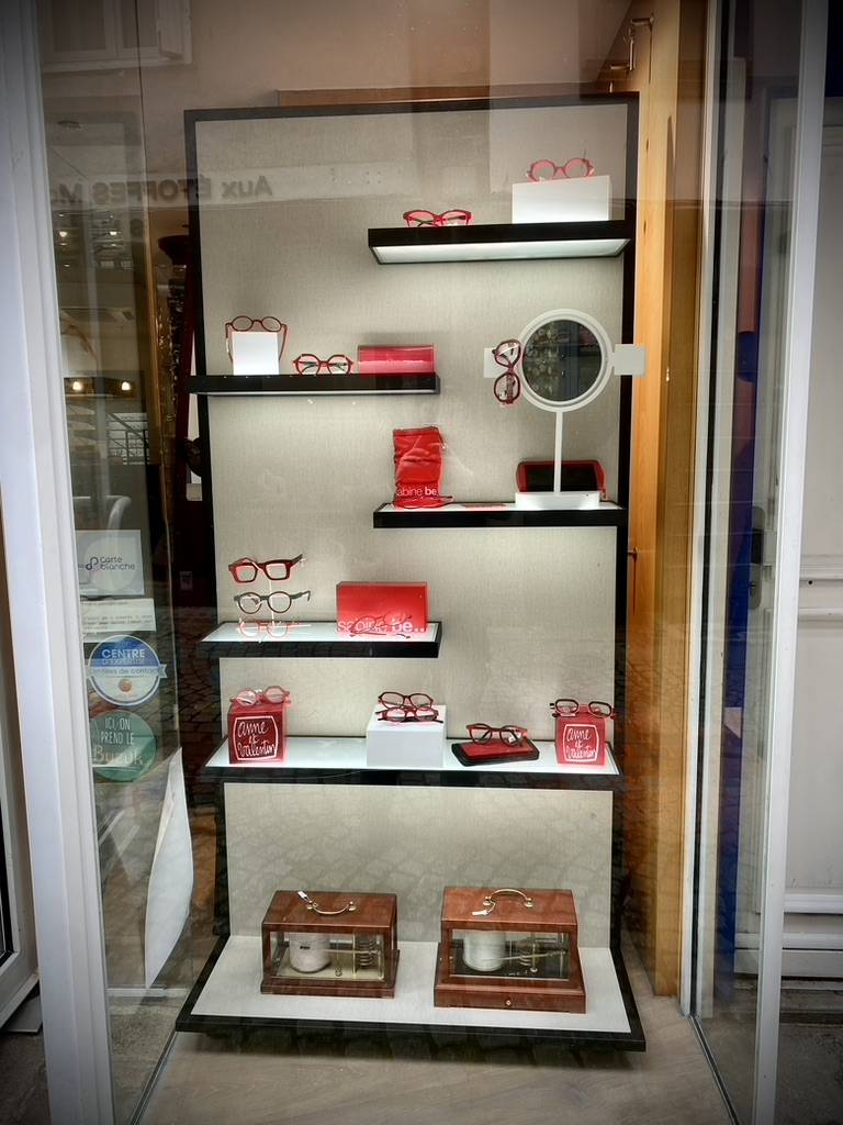 Présentoir à produits avec lumière intégrée