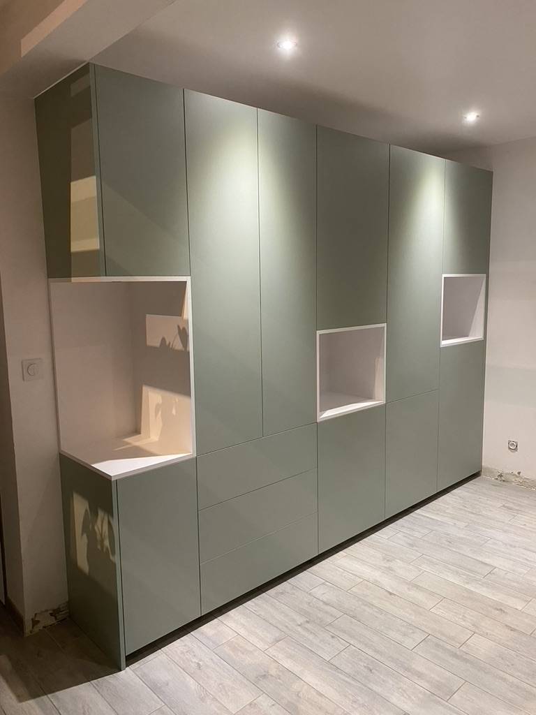 Meuble de salle à manger avec niches intégrées