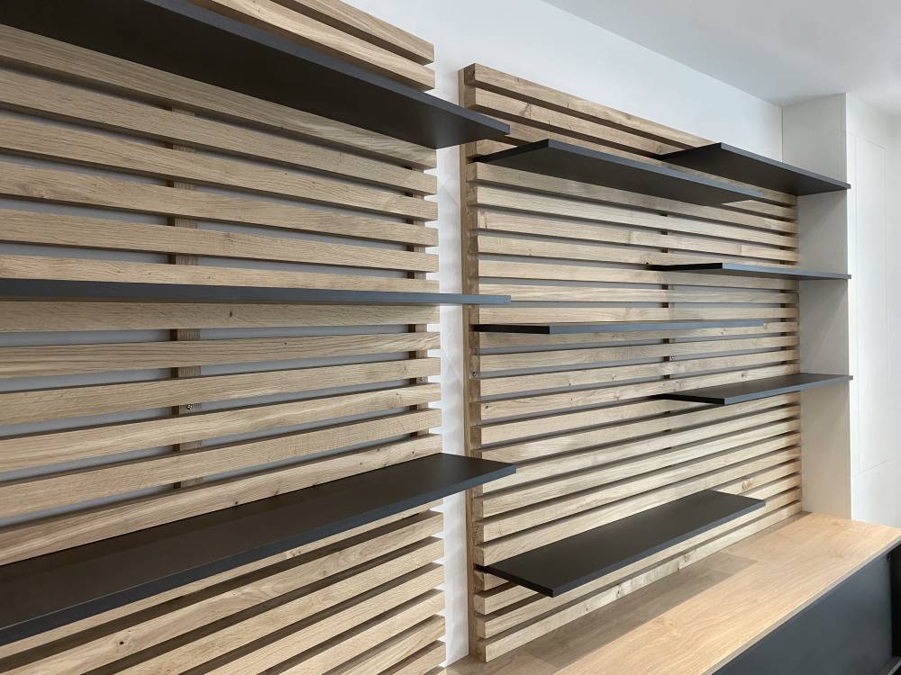 Mur de tasseaux avec étagères modulables